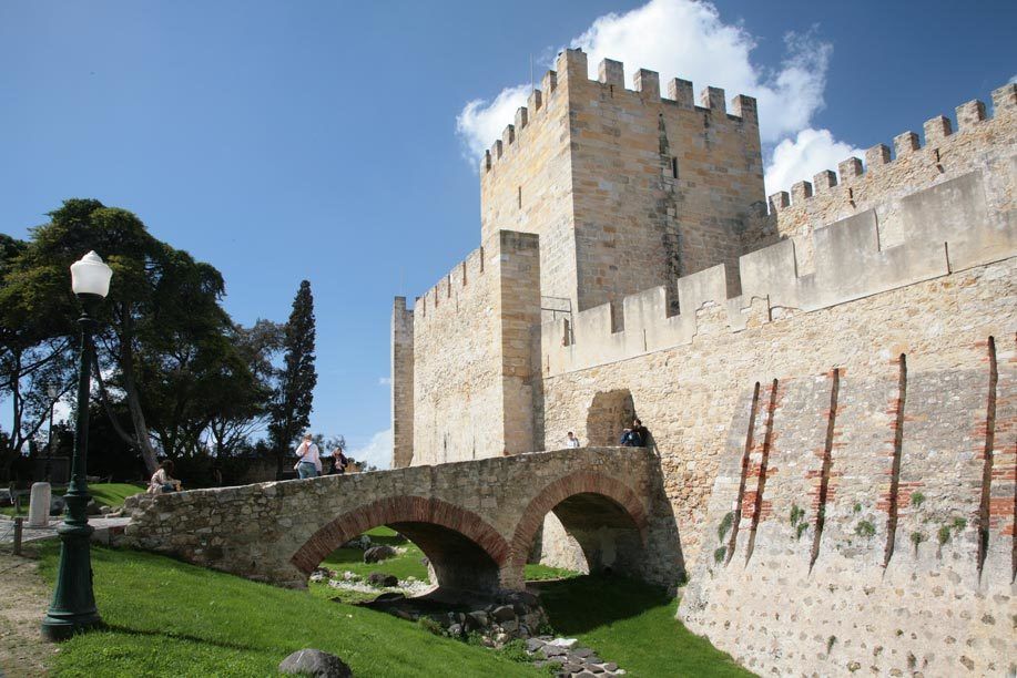 Castelo de Sao Jorge entrance bridge